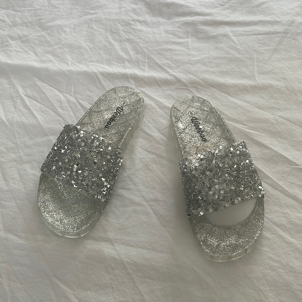 BNIB Weeboo size 8 jelly slippers